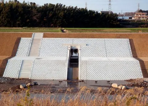防安総大第409-05号横市川7号樋門下部工・護岸工事 の現場写真