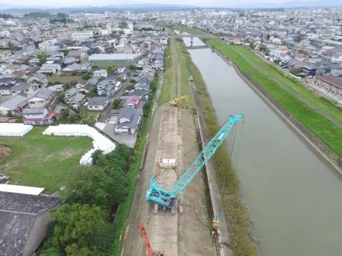 八重川右岸浸透対策外工事 の現場写真