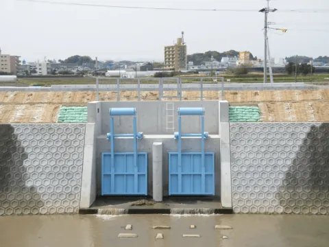 飛江田山内川線道路改良工事(4工区)但し樋門改築工 の現場写真